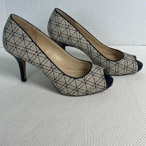 Coach And Four Women's Peep Toe Heels Size 10 Cream And Black Fabric 3" Heel EUC